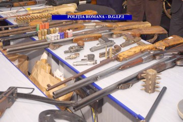 Arme aduse din Bulgaria, găsite la Oltina în urma unor percheziţii